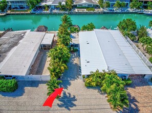 Exterior - P06 - Charming 2 bed, 2 bath half duplex with dockage and Cabana Club access (Key Colony Beach)