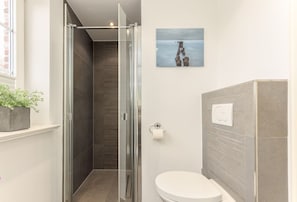 Dusche, Haartrockner, Handtücher