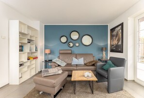 Unclassified image, 2 of 32, button