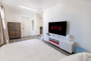 1 makuuhuone, ty�öpöytä, silitysrauta/-lauta, Wi-Fi