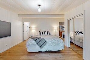 3 bedrooms, iron/ironing board, Internet, bed sheets - Charming modern farmhouse with water views, fire pit (Shelton)