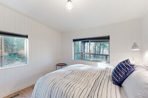 3 bedrooms, iron/ironing board, internet, bed sheets