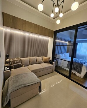 1 soverom, skrivebord, strykejern/-brett og reiseseng for barn