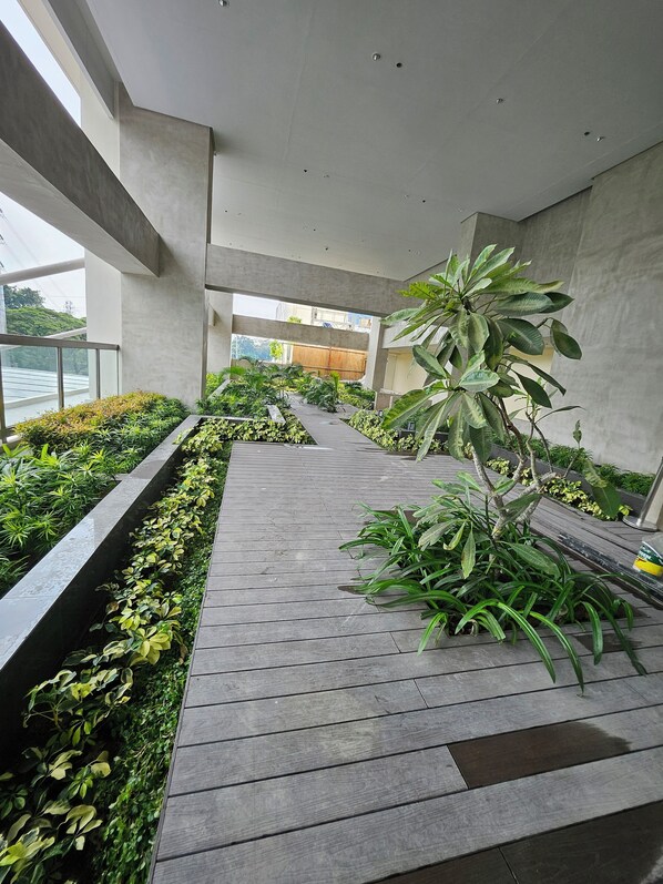 Property grounds - Luxury condo with gym,WiFi,NETFLIX at Park Mckinley West, Venice, SM Aura BGC (Taguig)