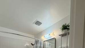 Un bagno con vasca, lavandino, WC e tenda da doccia.