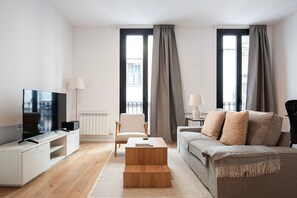 Een televisie en een stereo