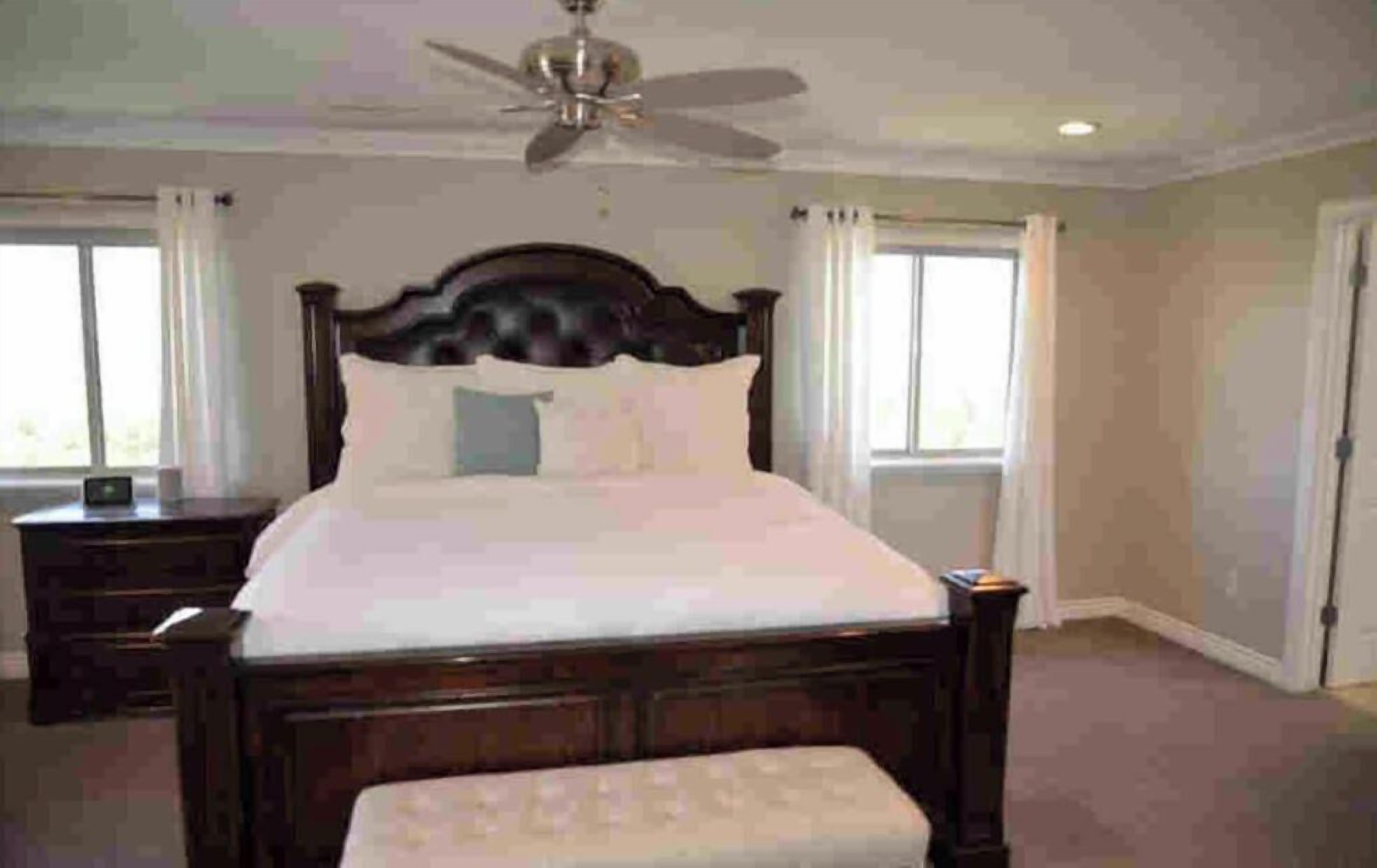 Tabla de planchar con plancha, wifi y ropa de cama 