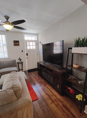 Una Smart TV, una chimenea