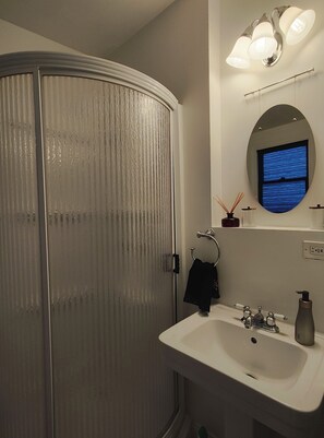 Bruser, hårtørrer, bidet, håndklæder