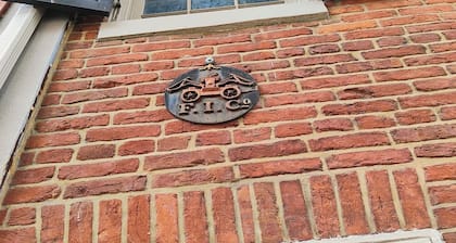 Charming 2-bedroom townhome with WiFi, AC in awesome Fells Point Baltimore