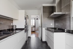 Fridge, microwave, oven, stovetop - Blueground | Avenida de Roma 2bd apartment (Lisbon)