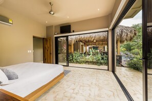8 室のベッドルーム、デスク、アイロン / アイロン台、旅行用ベビーベッド