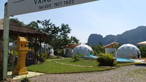 Segnaletica per 'SABAI GLAMPING' con informazioni di contatto.