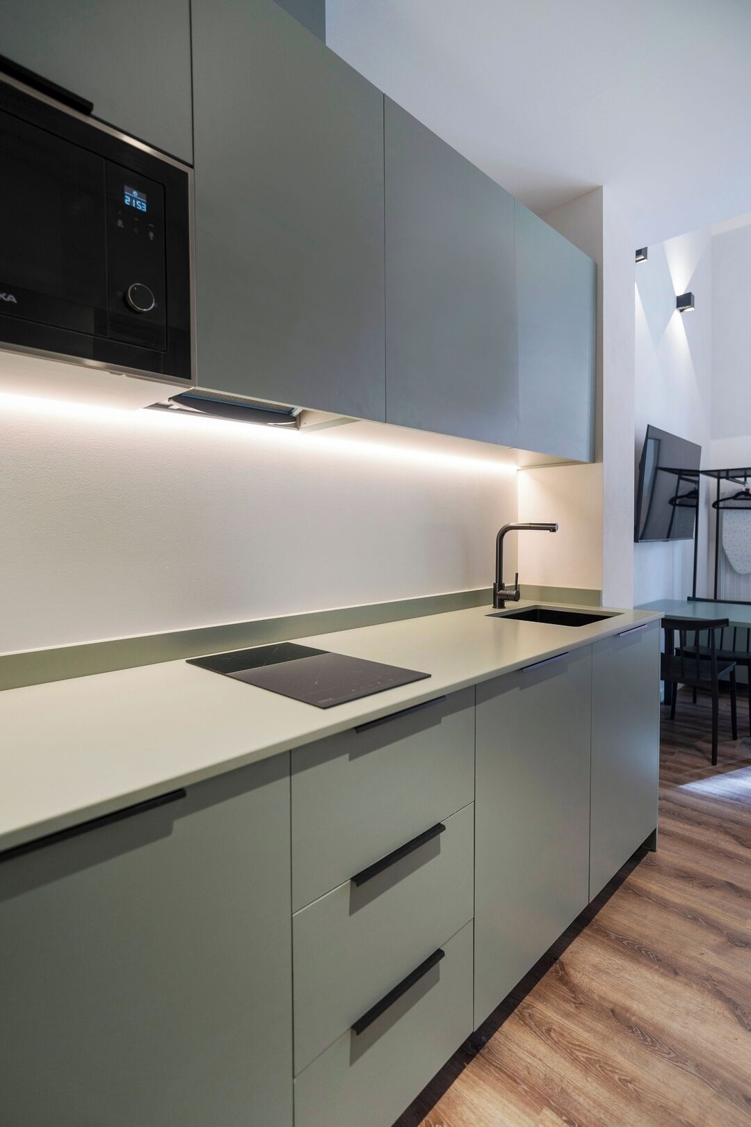 Frigorífico, microondas, placa de cocina y cafetera o tetera