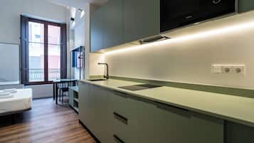 Kjøleskap, mikrobølgeovn, kokeplater og kaffetrakter/tekoker