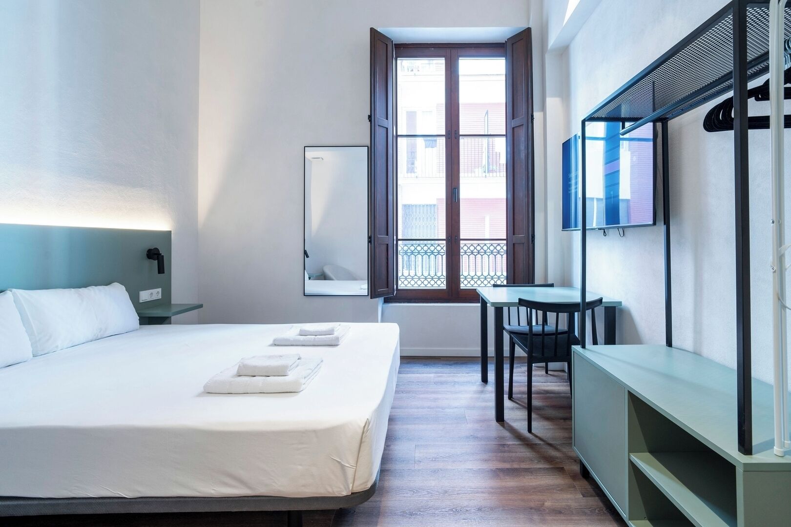 Fer et planche à repasser, lit parapluie, Wi-Fi gratuit, draps fournis