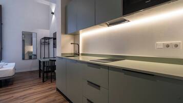 Réfrigérateur, micro-ondes, plaque de cuisson, cafetiÚre/bouilloire