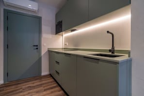 Frigorifero, microonde, piano cottura, macchina per tè/caffè
