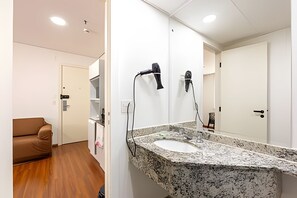 Appartement Tradition | Salle de bain | Savon, papier toilette