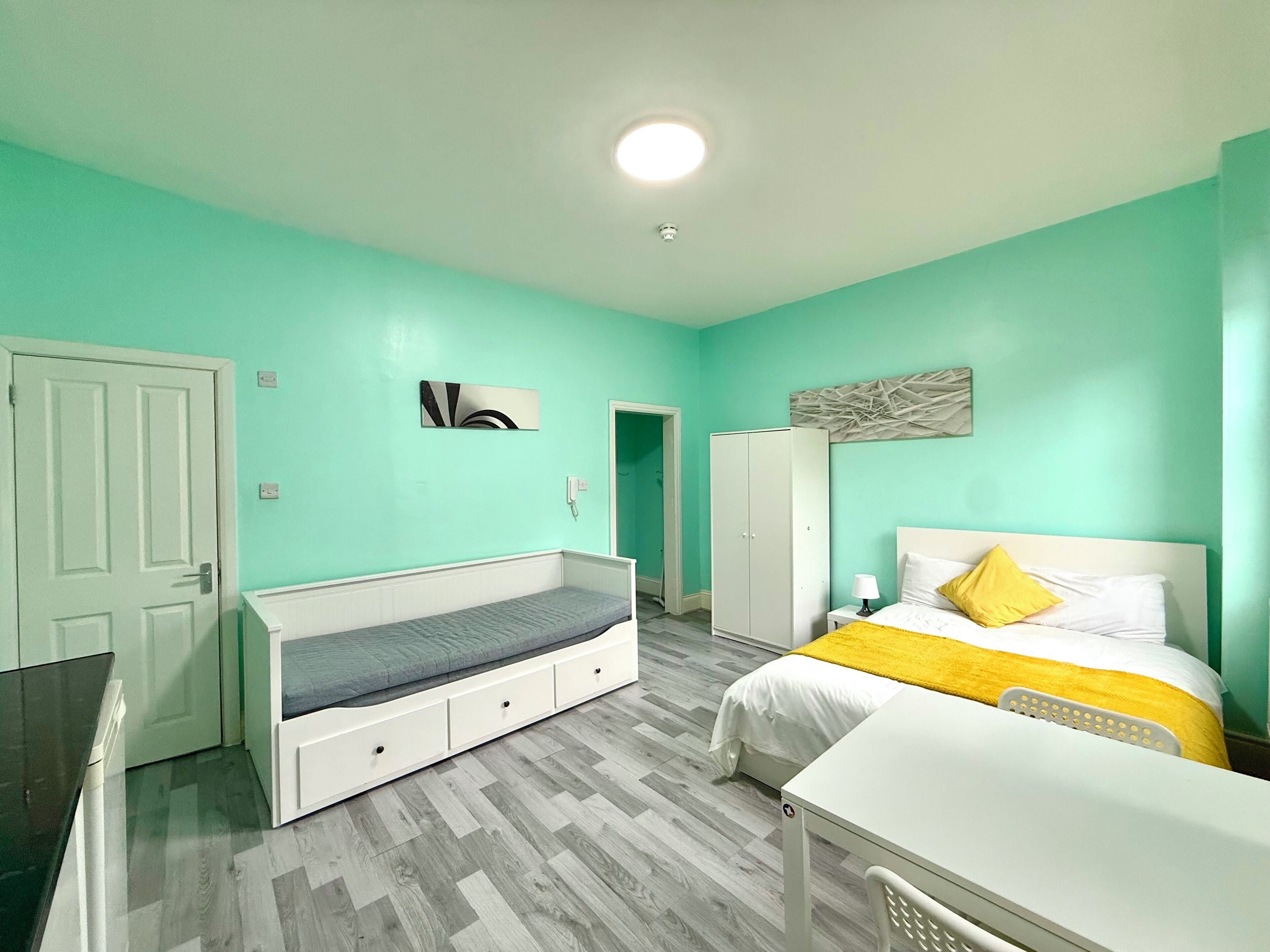 Iron/ironing board, WiFi, bed sheets