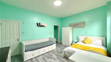 Iron/ironing board, WiFi, bed sheets