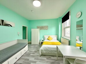 Tabla de planchar con plancha, wifi y ropa de cama 