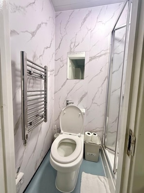 Sèche-cheveux, serviettes fournies, savon, papier toilette