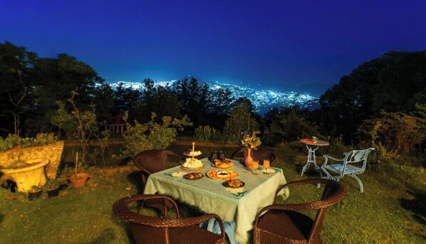 Outdoor dining - Charming 4-Bedroom Cottage in a Tranquil Setting (Shimla)