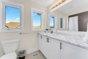 Dusj, hårføner, håndklær og såpe