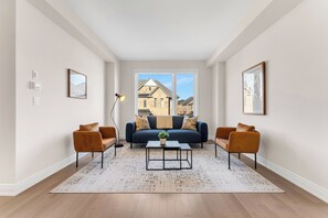 Living area - The Grand 5 Bedroom Oakville Escape (Oakville)