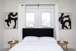 5 bedrooms, iron/ironing board, WiFi, bed sheets - The Grand 5 Bedroom Oakville Escape (Oakville)