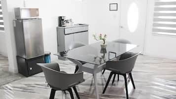 Suite estudio de lujo, vistas parciales al mar | Zona de estar | Smart TV de 32 pulgadas con canales digitales