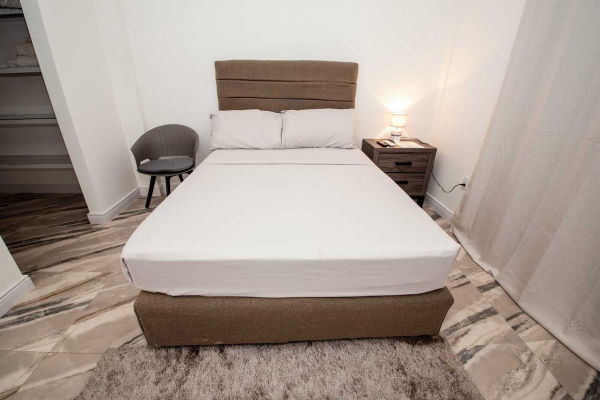 Deluxe eenpersoonskamer | Een kluis op de kamer, verduisterende gordijnen, geluiddichte muren