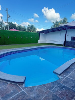 Outdoor pool - Maximum Beach Hotel (Corozal)