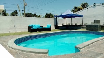 Una piscina al aire libre
