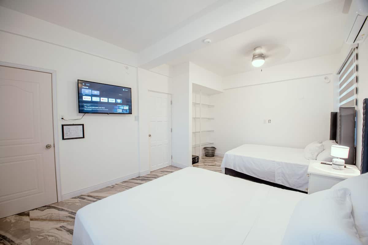 Luxe kamer, 1 twee- of 2 eenpersoonsbedden | Een kluis op de kamer, verduisterende gordijnen, geluiddichte muren