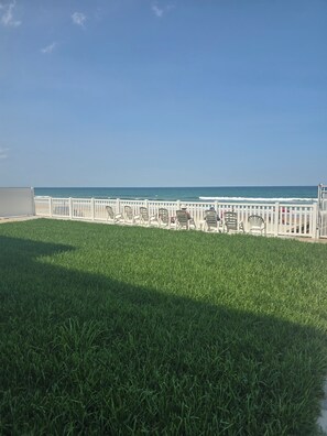 Property grounds - Direct Beach Access! Ocean View, Cozy Studio Condo~Free Parking~Pool~Sleeps 3 (Daytona Beach)