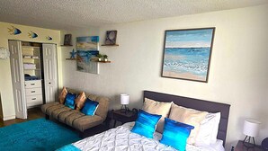 Ein Schlafzimmer mit einem großen Bett, einem Nachttisch, einer Kommode und einem Kleiderschrank.