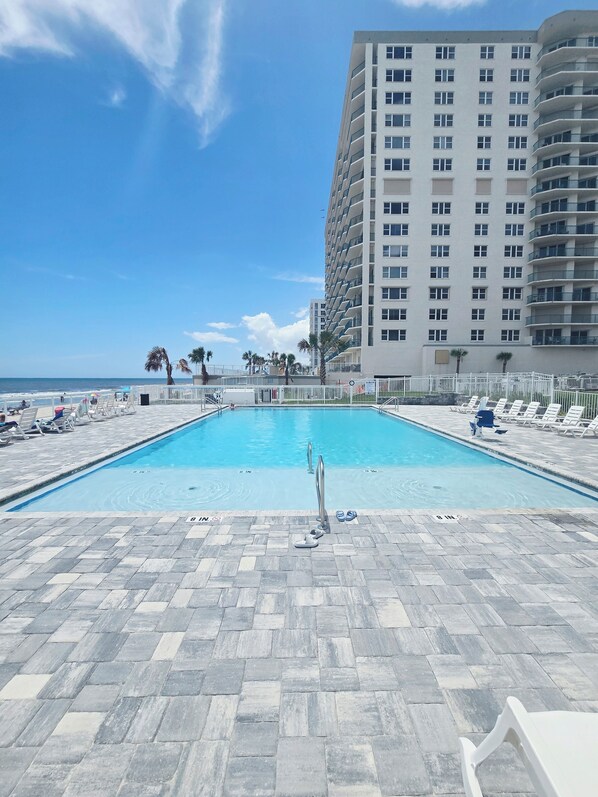 Una piscina al aire libre