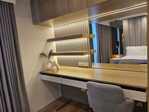 1 bedroom, iron/ironing board, WiFi, bed sheets - Luxury condo with gym,WiFi,NETFLIX at Park Mckinley West, Venice, SM Aura BGC (Taguig)