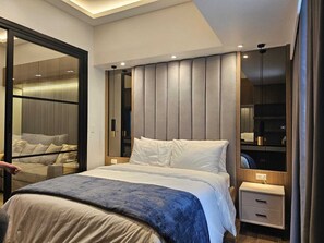 1 bedroom, iron/ironing board, WiFi, bed sheets - Luxury condo with gym,WiFi,NETFLIX at Park Mckinley West, Venice, SM Aura BGC (Taguig)