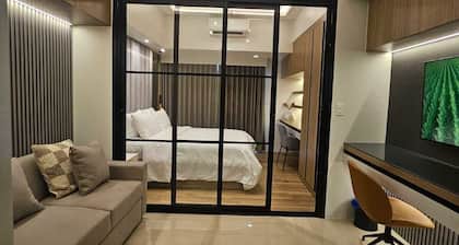 Luxury condo with gym,WiFi,NETFLIX at Park Mckinley West, Venice, SM Aura BGC