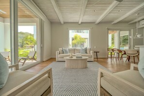 Smart TV - Modern Luxury Meets Caribbean Charm 3-Bed, 3-Bath Beachfront Townhome (Roatán)