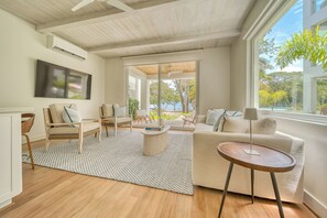 Smart TV - Modern Luxury Meets Caribbean Charm 3-Bed, 3-Bath Beachfront Townhome (Roatán)
