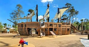 Children’s area - 5-minute walk to beach/Coligny, Sleeps 8, Pool, Family Friendly (Hilton Head Island)