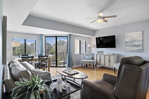 Smart TV - 2-bedroom villa walking distance to beach (Hilton Head Island)