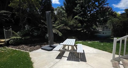 Three D's Cottage! Marlborough Sounds! Short walk to local shops & amenities!