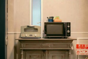 Refrigerador, placa de cocina, utensilios de cocina