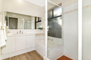 Een douche, een haardroger, handdoeken, zeep