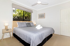 4 bedrooms, iron/ironing board, WiFi, bed sheets - Metres to Beach, Short Walk to Town! (Quindalup)